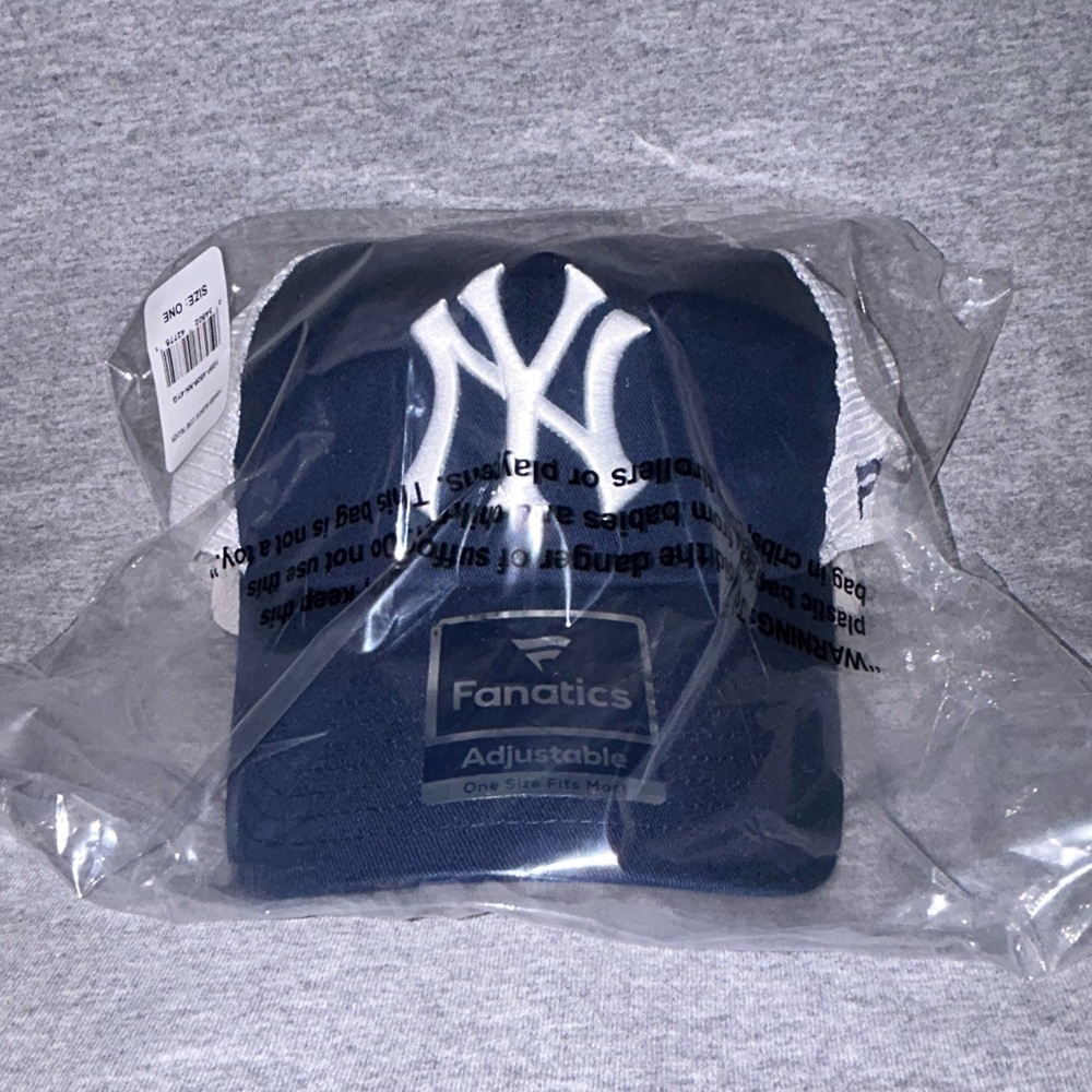⚾️🗽🏟️ New York Yankees Trucker Two-Tone Mesh SnapBack Hat 🏟️⚾️